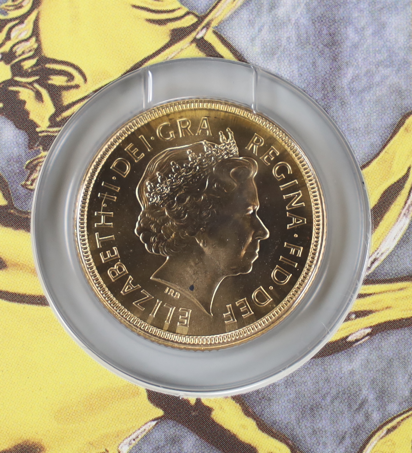 An Elizabeth II 2000 gold sovereign, in presentation card.